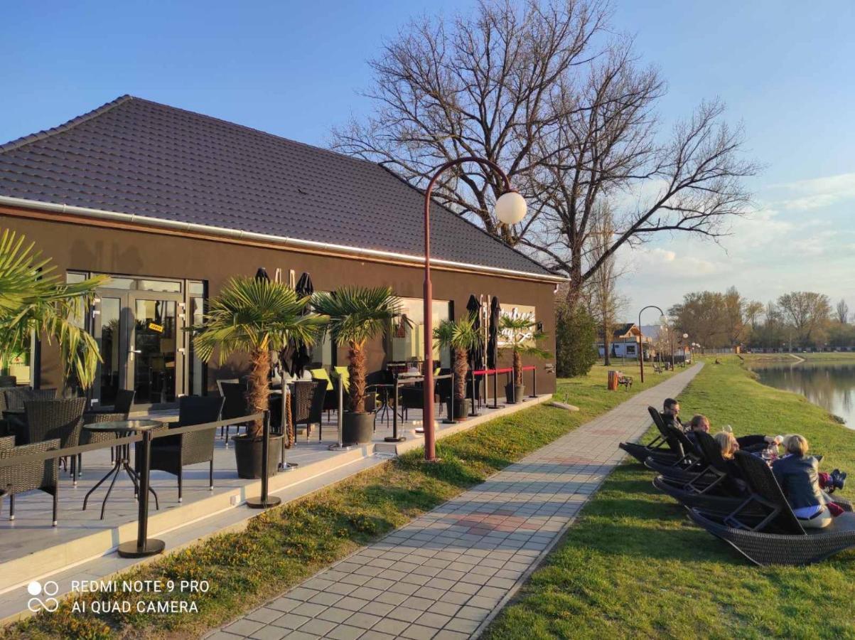 Waterfront Lodge ドゥナパタイ エクステリア 写真