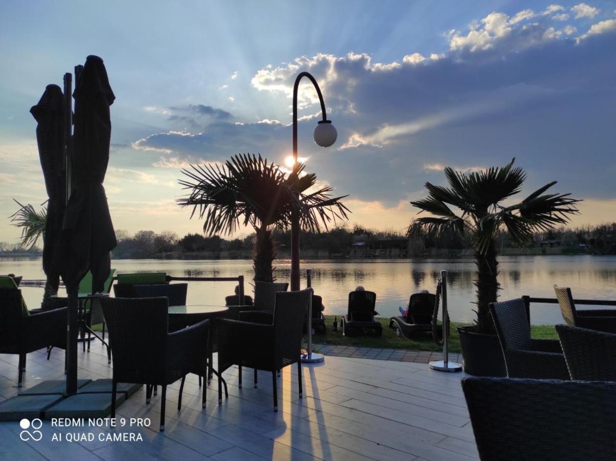 Waterfront Lodge ドゥナパタイ エクステリア 写真