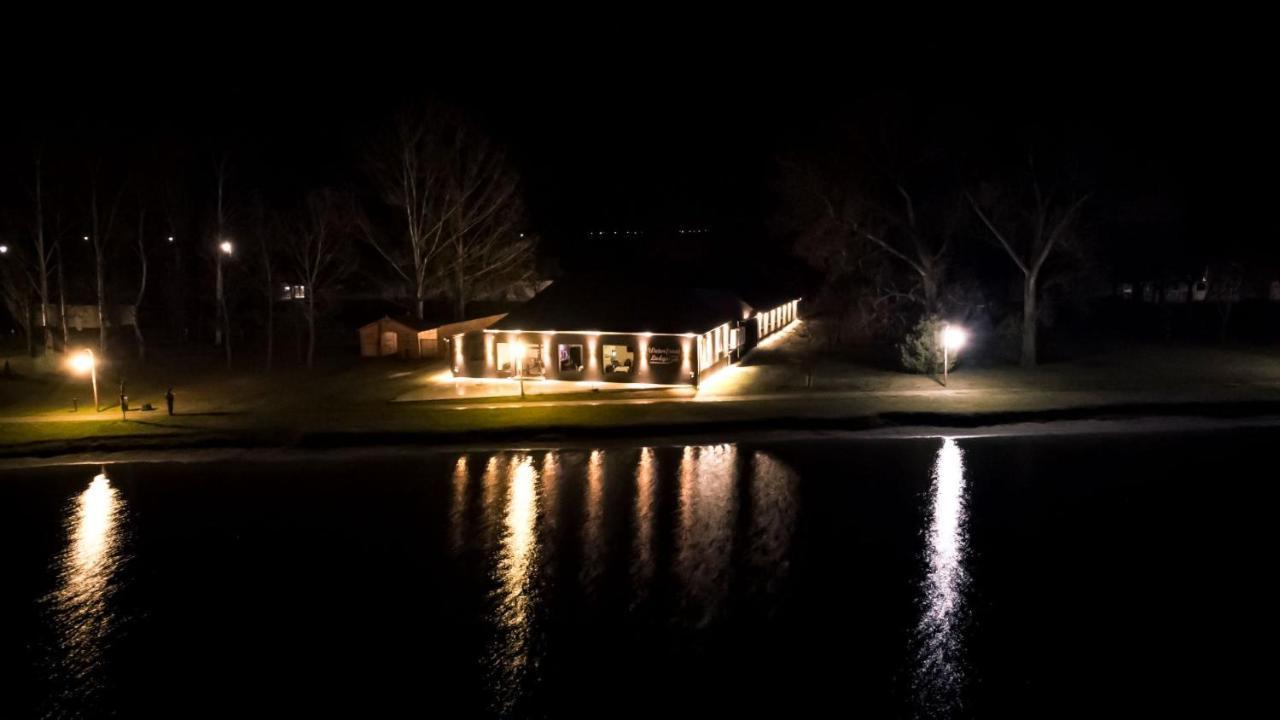 Waterfront Lodge ドゥナパタイ エクステリア 写真