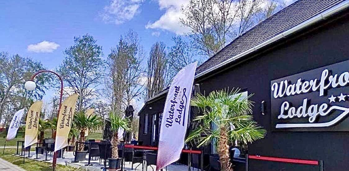 Waterfront Lodge ドゥナパタイ エクステリア 写真