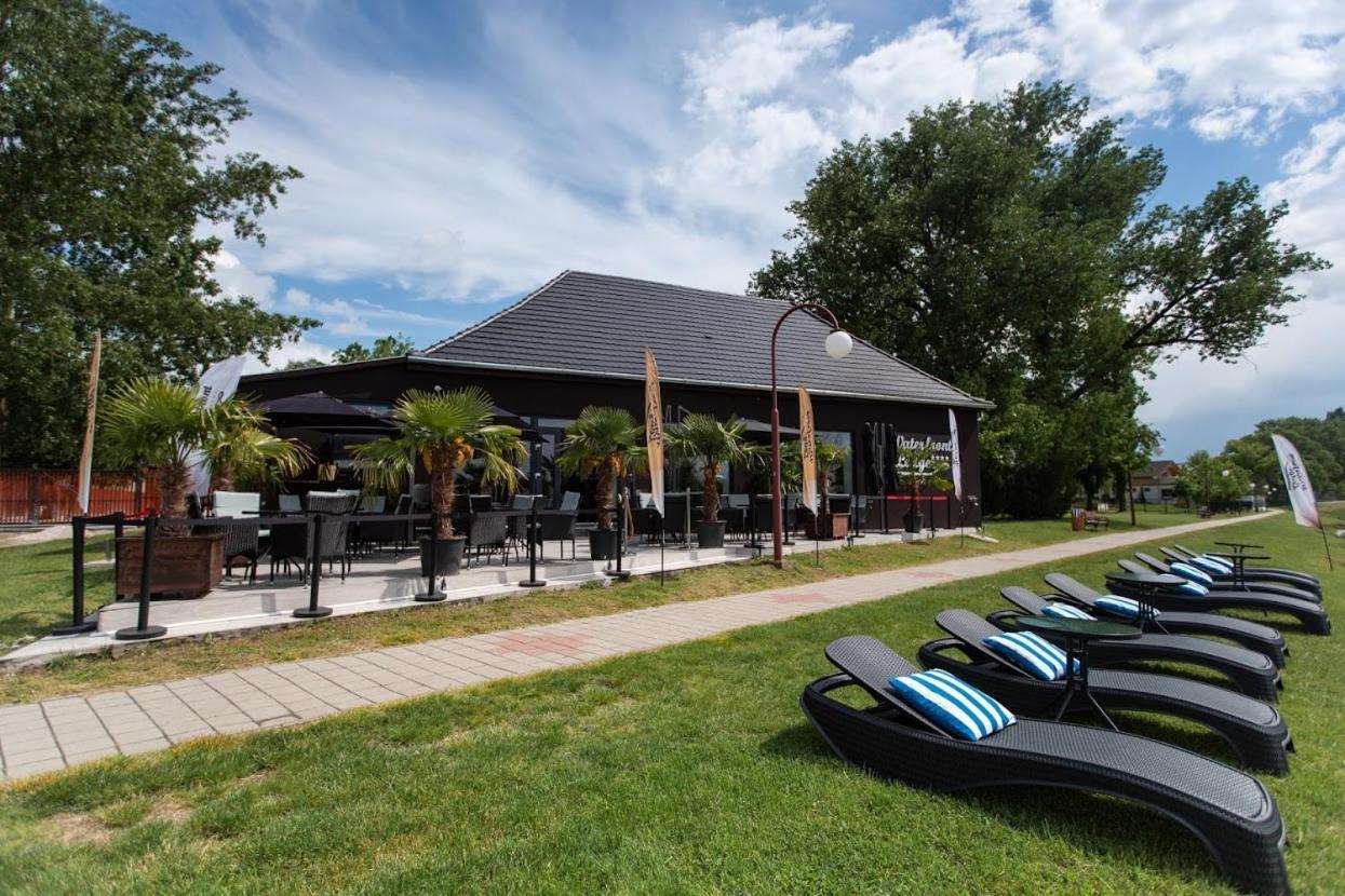 Waterfront Lodge ドゥナパタイ エクステリア 写真